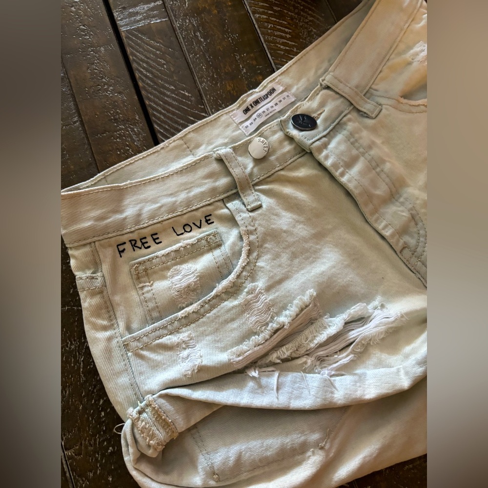 One X Teaspoon Light Wash  Distressed Jean Shorts😎